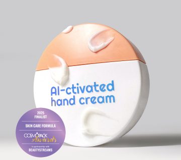 Foto del finalista ai Cosmopack Awards 2025 – Blue Light AI ctivated Hand Cream  Un’elegante confezione di crema su uno sfondo di luci blu futuristiche, che simboleggiano la protezione dalla luce blu e le tecnologie avanzate per la cura della pelle 