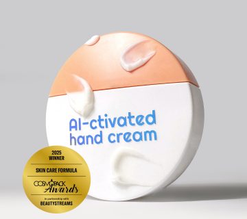 Un’esposizione di prodotti skincare premium con la Blue Light AI ctive Hand Cream di Passage Cosmetics Laboratory, vincitrice del Cosmopack Awards 2025  Il packaging elegante è affiancato dal logo del premio, evidenziando la formula innovativa con enzimi attivati dalla luce blu per la riparazione del DNA e una fragranza unica creata dall'intelligenza artificiale 