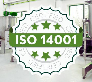 Zespół Passage Cosmetics Laboratory pracujący w nowoczesnym zakładzie produkcyjnym – symbol zaangażowania w zrównoważony rozwój i certyfikację ISO 14001 